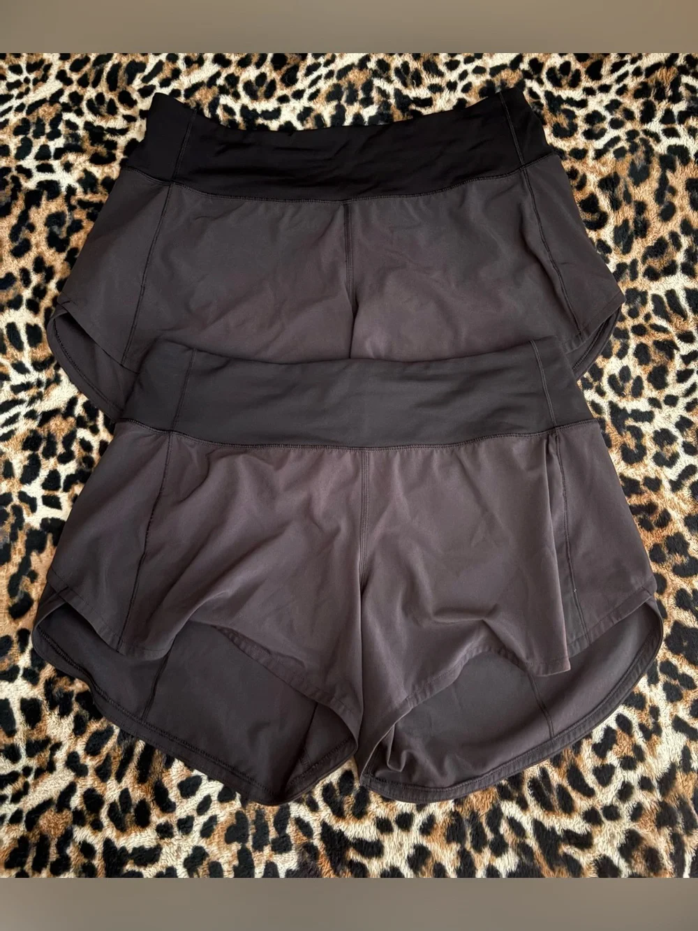 (2) Lululemon Women’s size 6 Speed Up Mid-Rise Lined Short 4” in Black - Picture 2 of 3